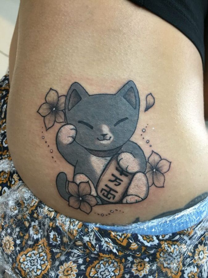 Grey lucky cat with flowers on a hip, by Momo