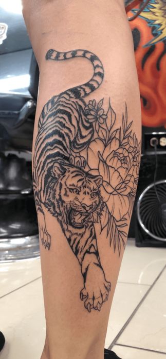 Fine-line tiger tattoo by Momo